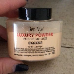 Ben nye luxury powder in banana